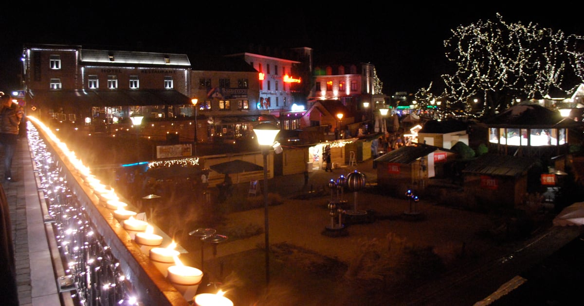 Fotografia reale del mercatino di Natale di Durbuy illuminato di sera (2012)